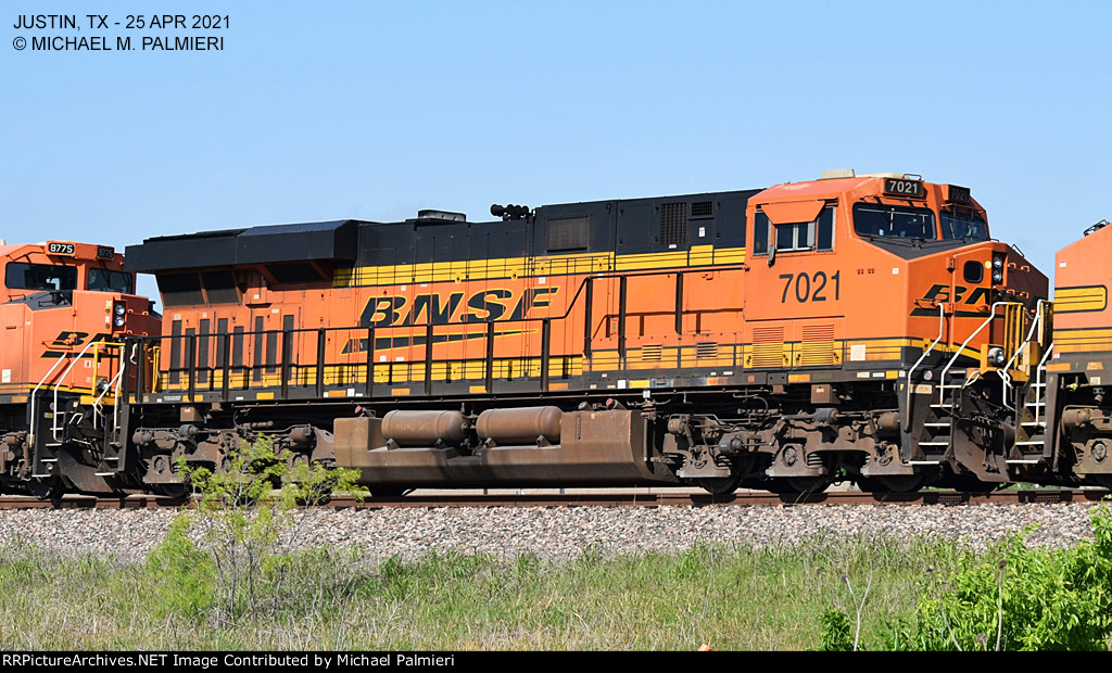 BNSF ES44C4 7021